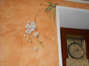 trompe l'oeil orchidea su muro